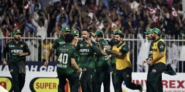 ৪ ওভারে এক মেডেনসহ ১৯ রানে ৫ উইকেট নেন মোহাম্মদ নেওয়াজ।