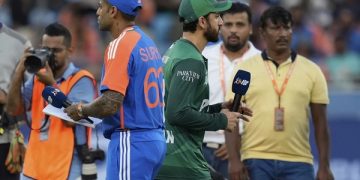 হাত মেলাননি ভারত-পাকিস্তানের দুই অধিনায়ক