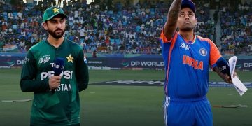 টস করছেন দুদলের অধিনায়ক