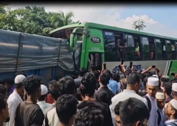 দাঁড়িয়ে থাকা ট্রাকে, বাসের ধাক্কায় চালক নিহত