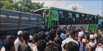 দাঁড়িয়ে থাকা ট্রাকে, বাসের ধাক্কায় চালক নিহত
