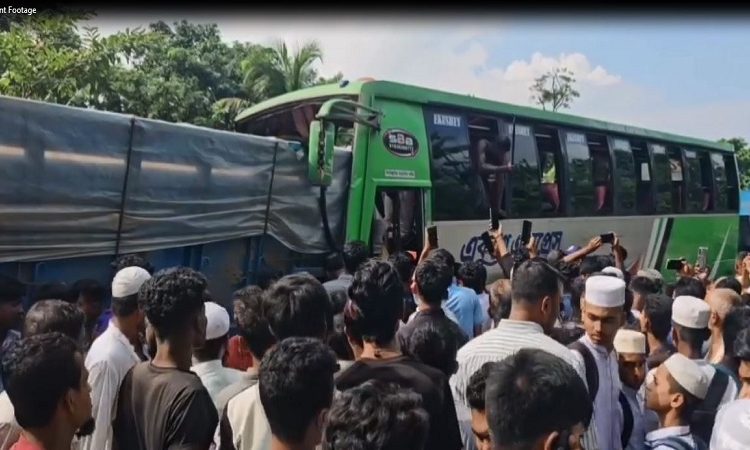 দাঁড়িয়ে থাকা ট্রাকে, বাসের ধাক্কায় চালক নিহত