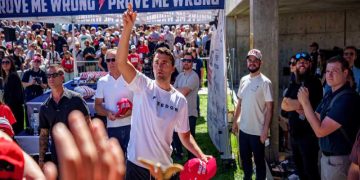 ১০ সেপ্টেম্বর, ২০২৫ মার্কিন যুক্তরাষ্ট্রের উটাহের ওরেমে উটাহ ভ্যালি বিশ্ববিদ্যালয়ের একটি বক্তৃতা অনুষ্ঠানে গুলিবিদ্ধ হওয়ার কিছুক্ষণ আগে মার্কিন ডানপন্থী কর্মী এবং ভাষ্যকার চার্লি কার্ক জনতার উদ্দেশ্যে টুপি ছুঁড়ে মারছেন। ছবি: রয়টার্স