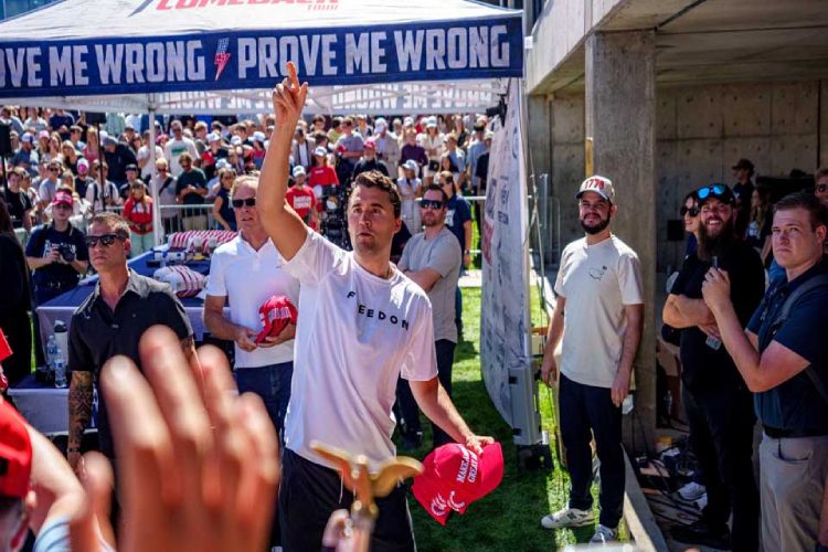 ১০ সেপ্টেম্বর, ২০২৫ মার্কিন যুক্তরাষ্ট্রের উটাহের ওরেমে উটাহ ভ্যালি বিশ্ববিদ্যালয়ের একটি বক্তৃতা অনুষ্ঠানে গুলিবিদ্ধ হওয়ার কিছুক্ষণ আগে মার্কিন ডানপন্থী কর্মী এবং ভাষ্যকার চার্লি কার্ক জনতার উদ্দেশ্যে টুপি ছুঁড়ে মারছেন। ছবি: রয়টার্স