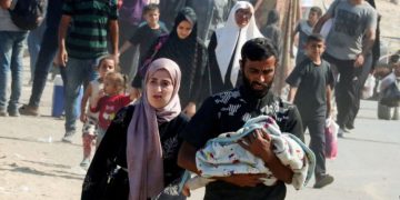 ইসরায়েলি সামরিক অভিযানের কারণে গাজা শহর থেকে পালিয়ে আসা বাস্তুচ্যুত ফিলিস্তিনিরা, ইসরায়েলি বাহিনী গাজা শহরের বাসিন্দাদের হুমকি দেওয়ার পর দক্ষিণ দিকে সরে যাচ্ছে, ১৫ সেপ্টেম্বর, ২০২৫।  ছবি: সংগৃহীত