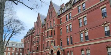 ছবি: হার্ভার্ডের সভাপতি বলেন, কোনও সরকারেরই "বেসরকারি বিশ্ববিদ্যালয় কী পড়াতে পারবে তা নির্ধারণ করা উচিত নয়।" (সংগ্রহীত)