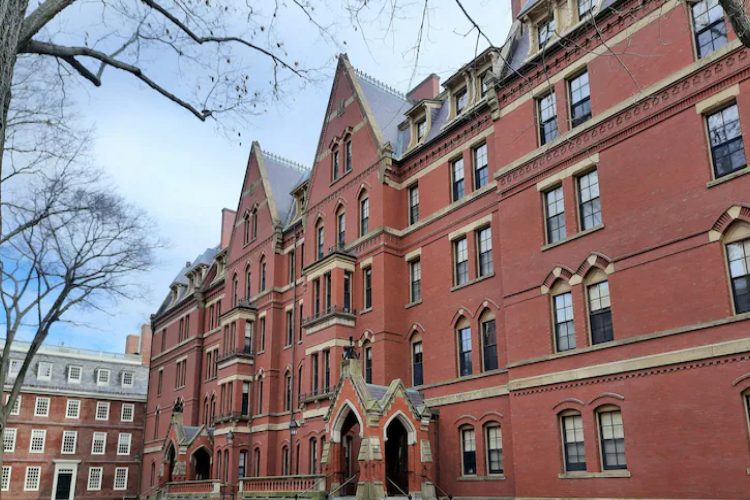 ছবি: হার্ভার্ডের সভাপতি বলেন, কোনও সরকারেরই "বেসরকারি বিশ্ববিদ্যালয় কী পড়াতে পারবে তা নির্ধারণ করা উচিত নয়।" (সংগ্রহীত)