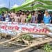 মানববন্ধনে অংশগ্রহণকারীরা মহাসড়ক অবরোধ করে প্রতিবাদ জানাচ্ছেন।. Channel i News - চ্যানেল আই নিউজ