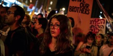 হামাসের হাতে বন্দী জিম্মিদের মুক্তির দাবিতে রাস্তায় পরিবারের সদস্যদের বিক্ষোভ।