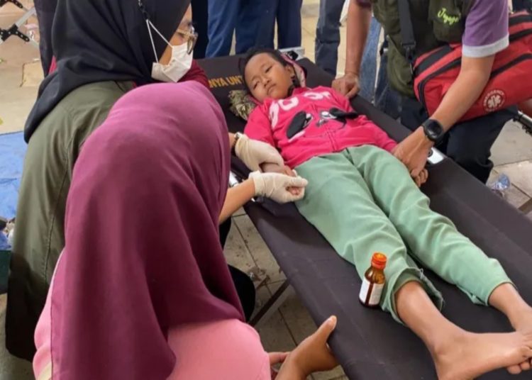 জানুয়ারি থেকে বিতর্কিত বিনামূল্যের মধ্যাহ্নভোজ কর্মসূচির ফলে হাজার হাজার স্কুল শিশু খাদ্যে বিষক্রিয়ার শিকার হয়েছে। ছবি: সংগৃহীত