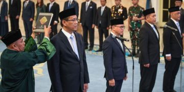 সেপ্টেম্বরে জাকার্তার রাষ্ট্রপতি প্রাসাদে ইন্দোনেশিয়ার নবনিযুক্ত মন্ত্রীরা তাদের শপথ গ্রহণ অনুষ্ঠানে যোগ দিচ্ছেন। এএফপি