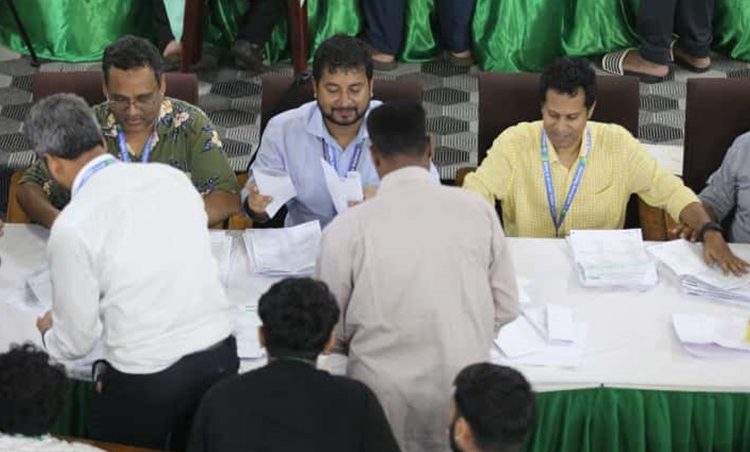 জাকসু নির্বাচনের ভোট গণনা চলছে। ছবি: চ্যানেল আই অনলাইন