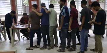 জাহাঙ্গীরনগর বিশ্ববিদ্যালয় কেন্দ্রীয় শিক্ষার্থী সংসদ (জাকসু) ও হল সংসদ নির্বাচনে ভোট দিচ্ছেন শিক্ষার্থীরা। ছবি: চ্যানেল আই অনলাইন