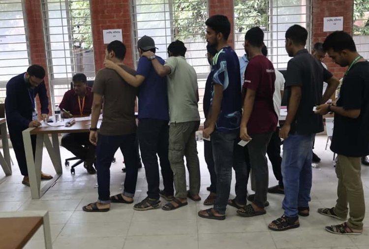 জাহাঙ্গীরনগর বিশ্ববিদ্যালয় কেন্দ্রীয় শিক্ষার্থী সংসদ (জাকসু) ও হল সংসদ নির্বাচনে ভোট দিচ্ছেন শিক্ষার্থীরা। ছবি: চ্যানেল আই অনলাইন