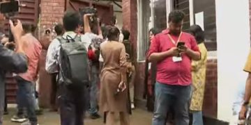 জাকসু নির্বাচনে বঙ্গমাতা বেগম ফজিলাতুন্নেছা হল কেন্দ্রে প্রায় দুই ঘণ্টা ভোটগ্রহণ বন্ধ ছিল। ছবি: ভিডিও থেকে নেওয়া