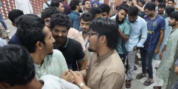 জাকসু নির্বাচনে ভোট দেওয়ার জন্য লাইনে শিক্ষার্থীরা। ছবি: চ্যানেল আই অনলাইন