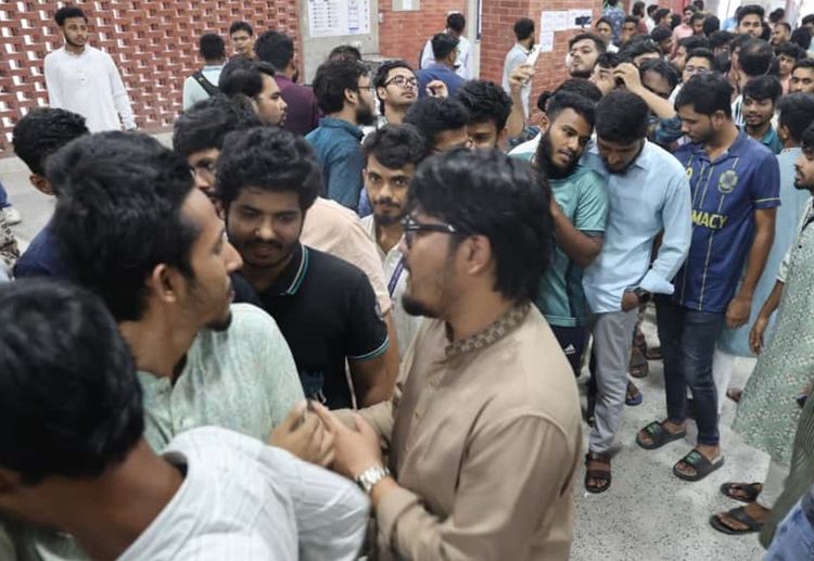 জাকসু নির্বাচনে ভোট দেওয়ার জন্য লাইনে শিক্ষার্থীরা। ছবি: চ্যানেল আই অনলাইন