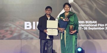 এরকে জমাকমাতোভার হাতে পুরস্কার তুলে দিচ্ছেন ফারুকী