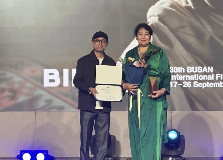 এরকে জমাকমাতোভার হাতে পুরস্কার তুলে দিচ্ছেন ফারুকী