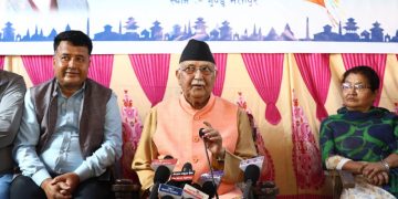 শনিবার ভক্তপুরের গুন্ডুতে ইউএমএলের যুব শাখার 'যুব সংঘ নেপাল' আয়োজিত এক অনুষ্ঠানে বক্তব্য রাখছেন সাবেক প্রধানমন্ত্রী কেপি অলি (মাঝে)। ছবিতে আরও রয়েছেন ইউএমএল নেতা মহেশ বাসনেট (বামে) এবং অলির স্ত্রী রাধিকা শাক্য। ছবি: সংগৃহীত