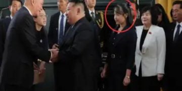 ছবি: উত্তর কোরিয়ার সর্বোচ্চ নেতা কিম জং উন এবং পিছনে লাল সার্কেল করা তার কন্যা কিম জু এ (এপি)