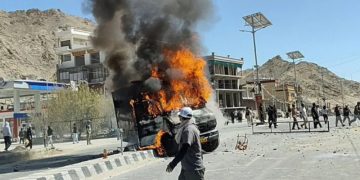 বিক্ষোভকারীরা ক্ষমতাসীন বিজেপির একটি স্থানীয় অফিস এবং একটি নিরাপত্তা গাড়িতে আগুন ধরিয়ে দেয়।  ছবি: সংগৃহীত
