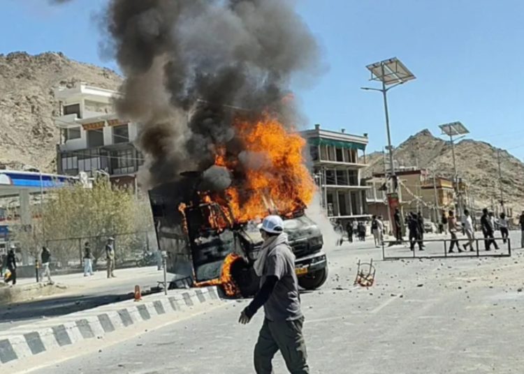 বিক্ষোভকারীরা ক্ষমতাসীন বিজেপির একটি স্থানীয় অফিস এবং একটি নিরাপত্তা গাড়িতে আগুন ধরিয়ে দেয়। ছবি: সংগৃহীত