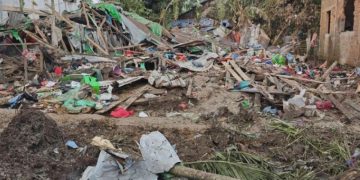 ১২ সেপ্টেম্বর, ২০২৫ তারিখে মিয়ানমারের রাখাইন রাজ্যের কিয়াউকতাও শহরের থায়েট থাপিন গ্রামে দুটি বেসরকারি স্কুলে সেনাবাহিনীর বিমান হামলার পর ধ্বংসাবশেষ দেখা যাচ্ছে। ছবি: এপি (সংগৃহীত)