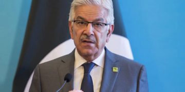 পাকিস্তানের প্রতিরক্ষামন্ত্রী খাজা আসিফ পাক সংবাদ চ্যানেল জিও টিভির সাথে কথা বলেছেন। ছবি: সংগৃহীত