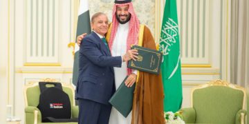 রিয়াদে পাকিস্তানের প্রধানমন্ত্রী শাহবাজ শরীফ এবং সৌদি যুবরাজ মোহাম্মদ বিন সালমান। ছবি: সংগৃহীত