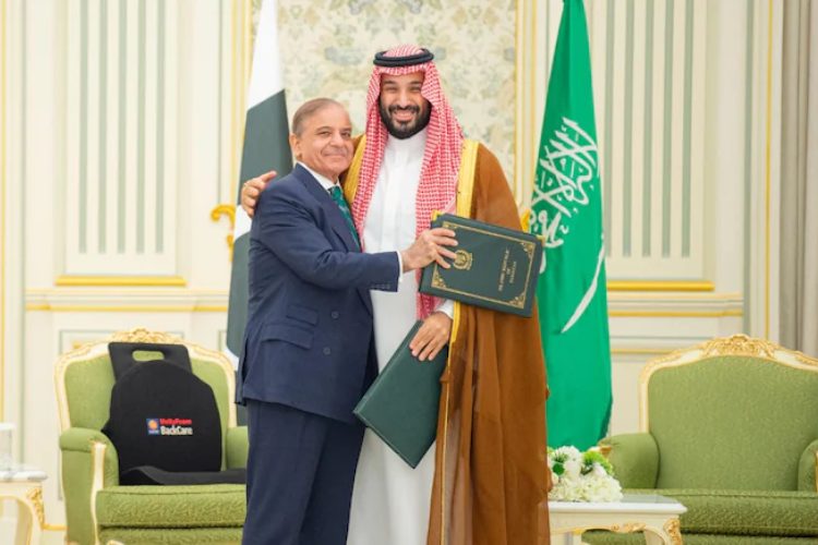 রিয়াদে পাকিস্তানের প্রধানমন্ত্রী শাহবাজ শরীফ এবং সৌদি যুবরাজ মোহাম্মদ বিন সালমান। ছবি: সংগৃহীত