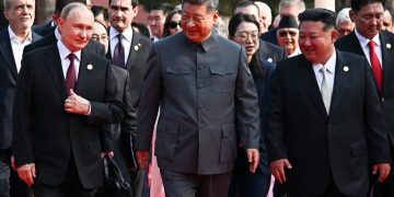 ছবি: চীনের বিশাল সামরিক কুচকাওয়াজে প্রেসিডেন্ট শি জিনপিংয়ের সাথে রাশিয়ার প্রেসিডেন্ট ভ্লাদিমির পুতিন ও উত্তর কোরিয়ার সর্বোচ্চ নেতা কিম জং উন (সংগ্রহীত)