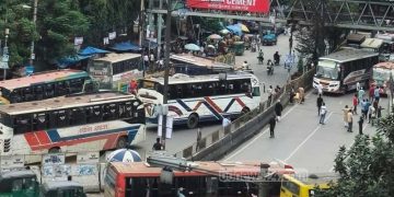 মহাখালীর বাস টার্মিনালের সামনে যানজট ও সড়ক অবরোধের ছবি. Channel i News - চ্যানেল আই নিউজ