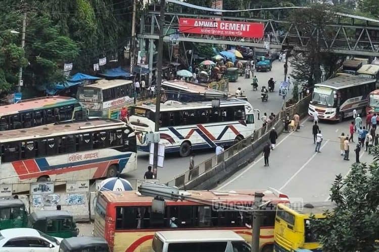 মহাখালীর বাস টার্মিনালের সামনে যানজট ও সড়ক অবরোধের ছবি. Channel i News - চ্যানেল আই নিউজ