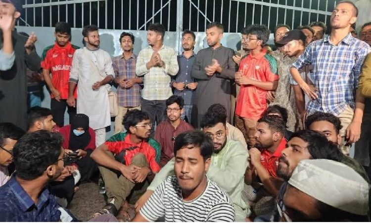 উপাচার্যের বাসভবনের সামনে শিক্ষার্থীদের অবস্থান কর্মসূচি