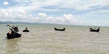 সেন্টমার্টিনে ফিশিং ট্রলারসহ ১৮ জেলে ধরে নিয়ে গেছে আরাকান আর্মি