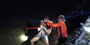 সোমবার উত্তর ফিলিপাইনের ইলোকোস সুর প্রদেশের সালসেডোতে সুপার টাইফুন রাগাসার আঘাত হানার পর, এক ব্যক্তিকে উদ্ধার করা হচ্ছে।  ছবি: সংগৃহীত