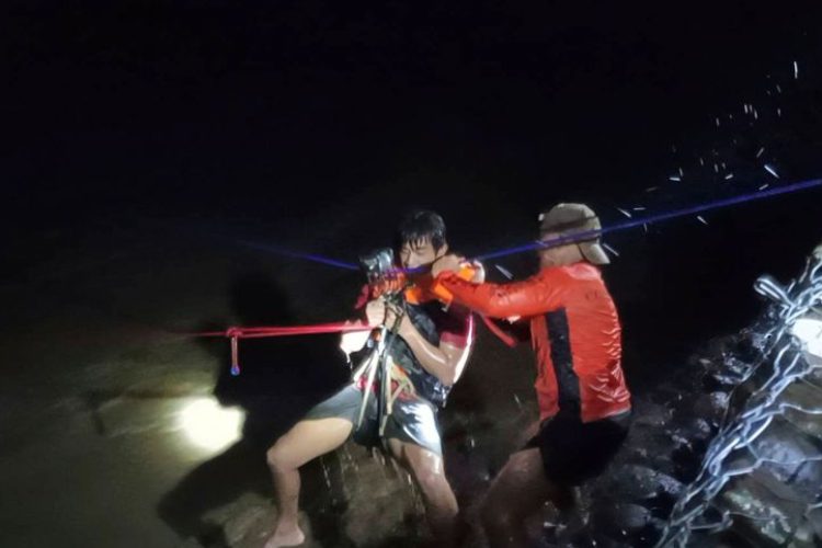 সোমবার উত্তর ফিলিপাইনের ইলোকোস সুর প্রদেশের সালসেডোতে সুপার টাইফুন রাগাসার আঘাত হানার পর, এক ব্যক্তিকে উদ্ধার করা হচ্ছে। ছবি: সংগৃহীত