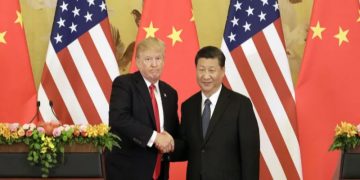 ছবি: ২০১৭ সালে বেইজিংয়ে এক সংবাদ সম্মেলনে ডোনাল্ড ট্রাম্প এবং শি জিনপিং করমর্দন করছেন (সংগ্রহীত)