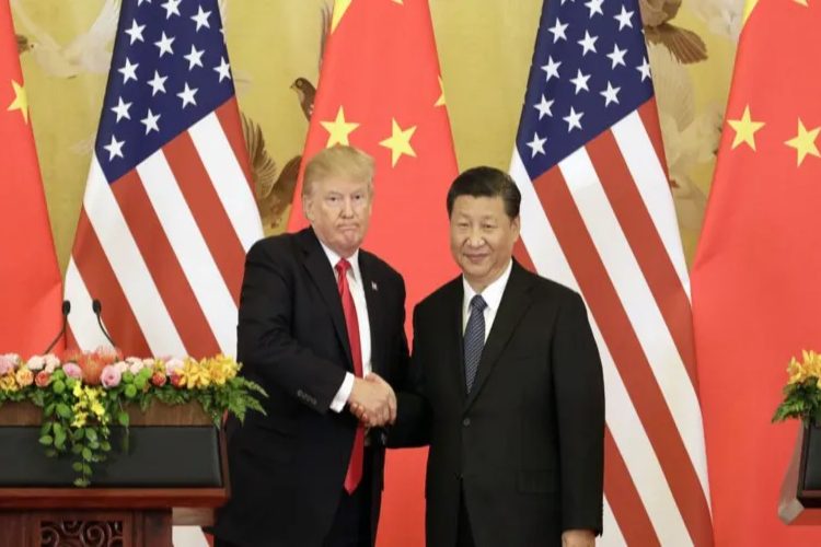 ছবি: ২০১৭ সালে বেইজিংয়ে এক সংবাদ সম্মেলনে ডোনাল্ড ট্রাম্প এবং শি জিনপিং করমর্দন করছেন (সংগ্রহীত)