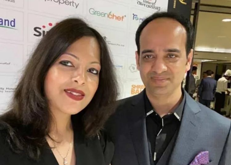 ইভ্যালির ব্যবস্থাপনা পরিচালক (এমডি) মোহাম্মদ রাসেল এবং তার স্ত্রী প্রতিষ্ঠানটির চেয়ারম্যান শামীমা নাসরিন