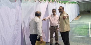 ডাকসু নির্বাচনের ভোট কেন্দ্র পরিদর্শন করছেন উপাচার্য অধ্যাপক ড. নিয়াজ আহমেদ খান। ছবি: ঢাকা বিশ্ববিদ্যালয়ের ফেসবুক পেজ