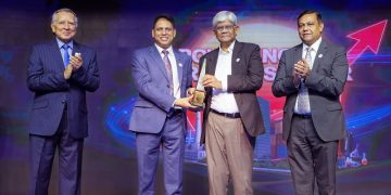 ২৩তম ডিএইচএল-দ্য ডেইলি স্টার বাংলাদেশ বিজনেস অ্যাওয়ার্ড অনুষ্ঠানের প্রধান অতিথি অর্থ উপদেষ্টা ড. সালেহউদ্দিন আহমেদের কাছ থেকে ‘বেস্ট এন্টারপ্রাইজ অব দ্য ইয়ার’ সম্মাননা পুরস্কার গ্রহণ করছেন ওয়ালটন হাই-টেকের ম্যানেজিং ডিরেক্টর এস এম মাহবুবুল আলম