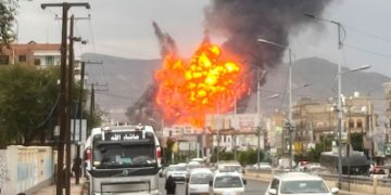 বুধবার, ১০ সেপ্টেম্বর, ২০২৫ ইয়েমেনের সানায় ইসরায়েলি বিমান হামলার পর আগুন এবং ধোঁয়া উড়ছে। ছবি: এপি ছবি