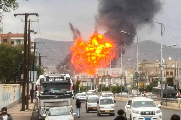 বুধবার, ১০ সেপ্টেম্বর, ২০২৫ ইয়েমেনের সানায় ইসরায়েলি বিমান হামলার পর আগুন এবং ধোঁয়া উড়ছে। ছবি: এপি ছবি