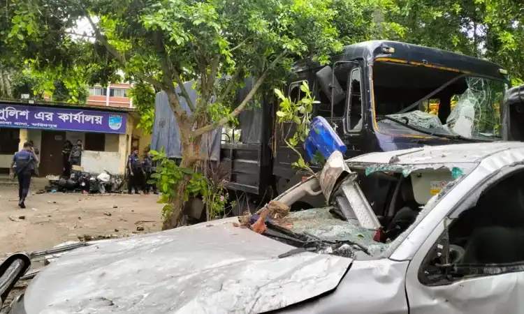 ভাঙ্গা থানায় সংঘর্ষের সময় গাড়ি ও ভবন ক্ষতিগ্রস্ত. Channel i News - চ্যানেল আই নিউজ