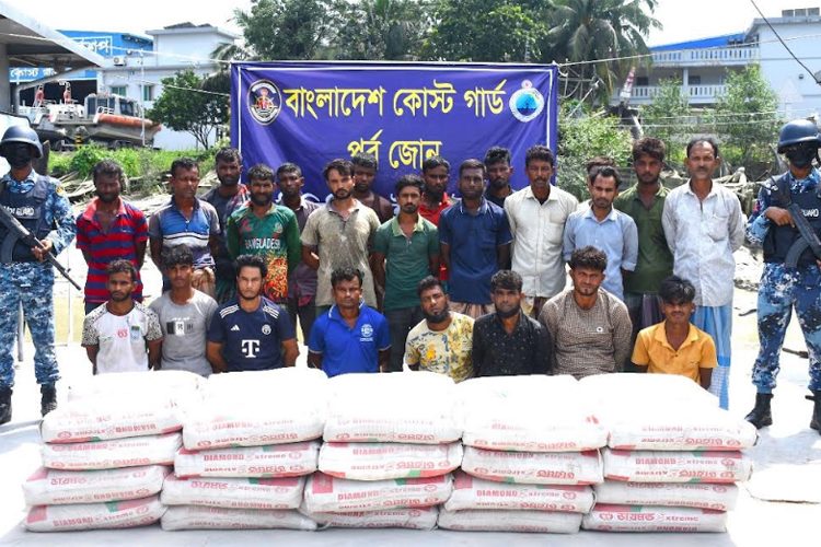 মিয়ানমারে পাচারকালে সিমেন্টসহ ২৪ পাচারকারী আটক