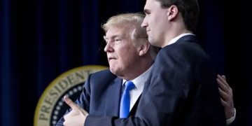 মার্কিন প্রেসিডেন্টে ডোনাল্ড ট্রাম্পের সঙ্গে চার্লি কার্ক।