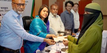 সাংবাদিকদের মাঝে কল্যাণ অনুদান বিতরণ।