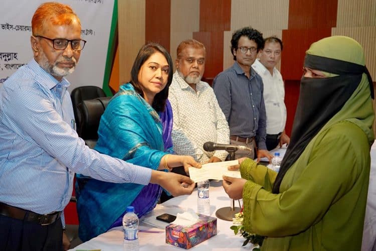 সাংবাদিকদের মাঝে অনুদান বিতরণ অনুষ্ঠানে অংশগ্রহণকারী নারী ও পুরুষরা. Channel i News - চ্যানেল আই নিউজ
